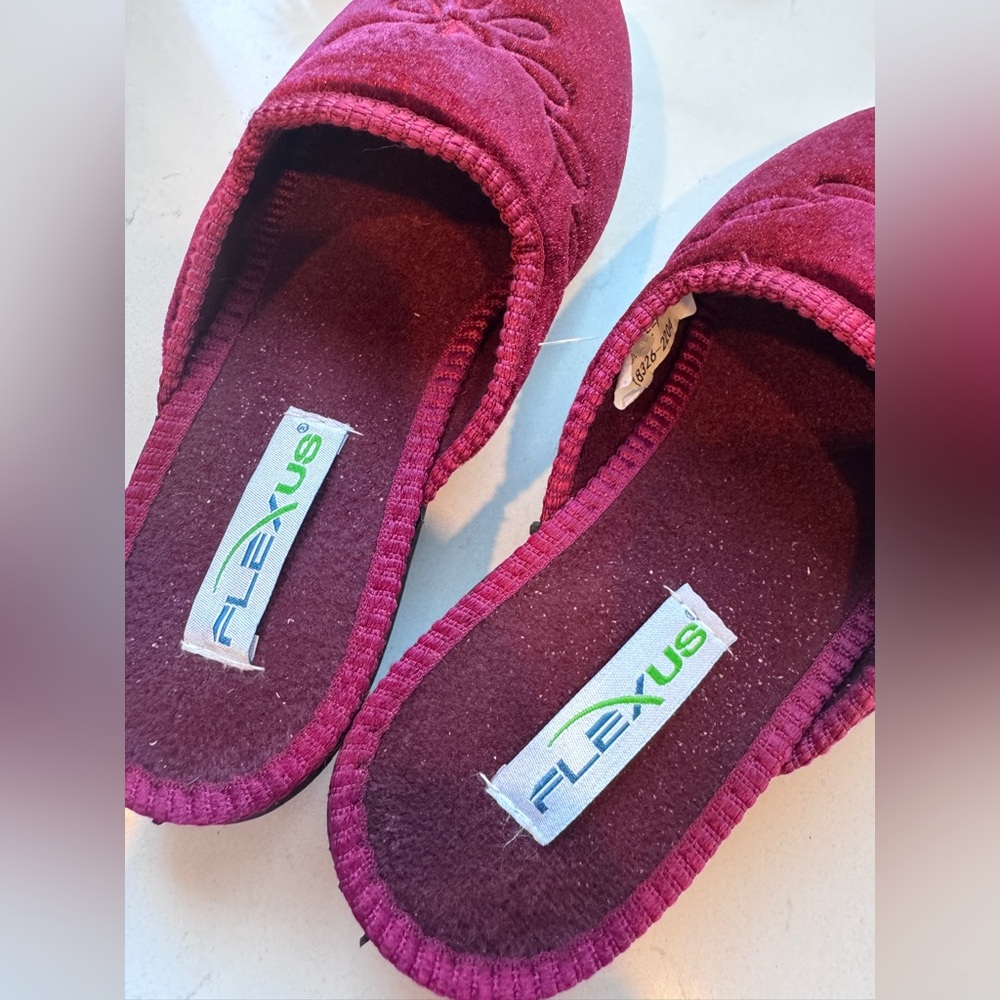 BRAND NEW FLEXUS Josie Slippers size 38
Women US 7.5-8 - Picture 12 of 12